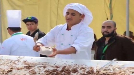 مصر تدخل موسوعة الارقام القياسية باكبر طبق فول في العالم صورة رقم 2 مصر تدخل موسوعة الارقام القياسية باكبر طبق فول في العالم صورة رقم 2