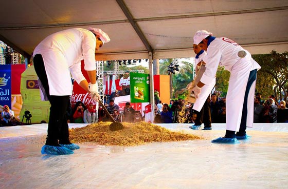 مصر تدخل موسوعة الارقام القياسية باكبر طبق فول في العالم صورة رقم 4 مصر تدخل موسوعة الارقام القياسية باكبر طبق فول في العالم صورة رقم 4