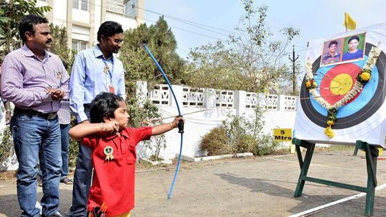 طفلة صغيرة ترفع راس الهند في رياضة الرماية وتحقق انجازا غير مسبوق صورة رقم 2 طفلة صغيرة ترفع راس الهند في رياضة الرماية وتحقق انجازا غير مسبوق صورة رقم 2