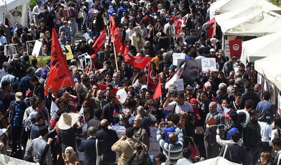 فلسطينيون يرفعون صور القيادات الثورية في تونس.. شاهد الصور صورة رقم 2 فلسطينيون يرفعون صور القيادات الثورية في تونس.. شاهد الصور صورة رقم 2