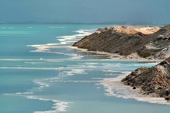 البحث عن 4 اشخاص جرفتهم مياه البحر الميت في الجانب الاردني صورة رقم 1 البحث عن 4 اشخاص جرفتهم مياه البحر الميت في الجانب الاردني صورة رقم 1