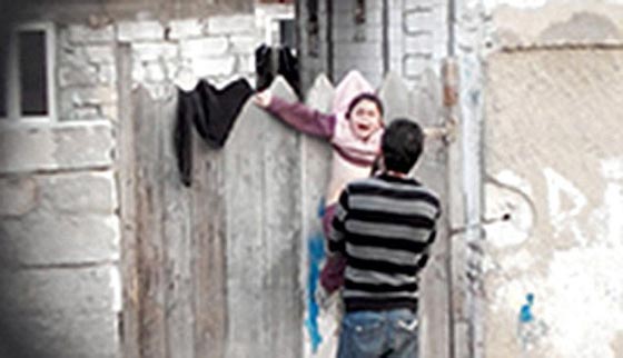 صورة ازعجت العالم.. روماني يعلق ابن أخيه على الجدار لتأديبه صورة رقم 1 صورة ازعجت العالم.. روماني يعلق ابن أخيه على الجدار لتأديبه صورة رقم 1