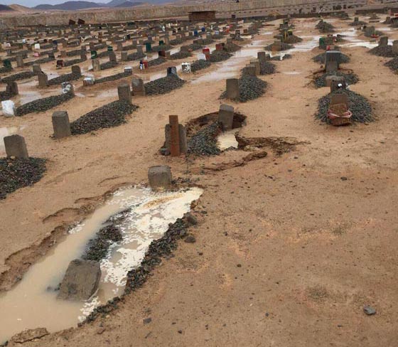 بالصور.. غرق الموتى في قبورهم بسبب الفيضانات بالسعودية صورة رقم 2 بالصور.. غرق الموتى في قبورهم بسبب الفيضانات بالسعودية صورة رقم 2