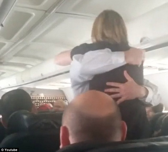 فيديو رومانسي: طيار يفاجئ مضيفة بطلب الزواج منها بالميكروفون في الطائرة وامام جميع الركاب صورة رقم 5