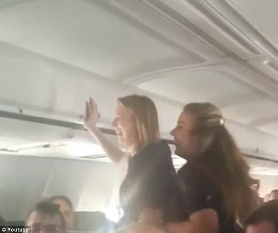 فيديو رومانسي: طيار يفاجئ مضيفة بطلب الزواج منها بالميكروفون في الطائرة وامام جميع الركاب صورة رقم 2