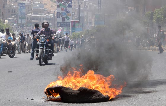 اليوم الثاني لعاصفة الحزم.. انفجارات تهز صنعاء ومعارك في عدن صورة رقم 12 اليوم الثاني لعاصفة الحزم.. انفجارات تهز صنعاء ومعارك في عدن صورة رقم 12