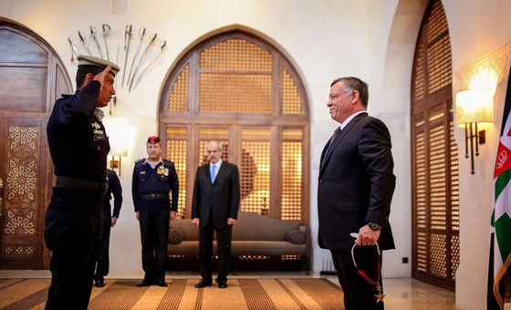 ملك الاردن يمنح وسام الشجاعة لرقيب انقذ طفلين عراقيين صورة رقم 4