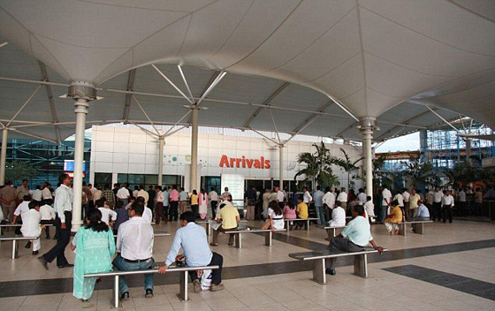 هندي يقفز من الطائرة على المدرج ويغادر دون ان يسأله أحد! صورة رقم 1 هندي يقفز من الطائرة على المدرج ويغادر دون ان يسأله أحد! صورة رقم 1