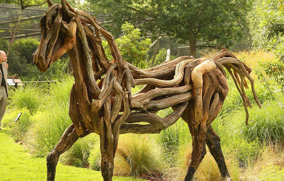 بالصور.. حصان بريطاني يمتطي سوق المال ويعرف اخباره اولا باول صورة رقم 3