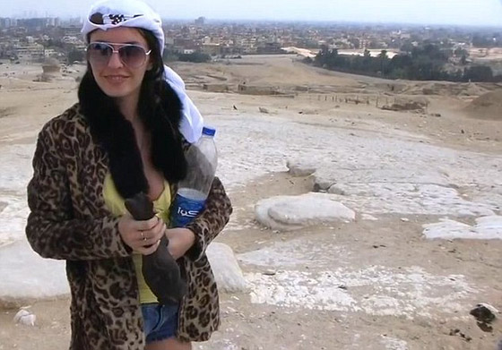 الكشف عن هوية بطلة الفيلم الاباحي قرب الاهرام المصرية صورة رقم 2 الكشف عن هوية بطلة الفيلم الاباحي قرب الاهرام المصرية صورة رقم 2