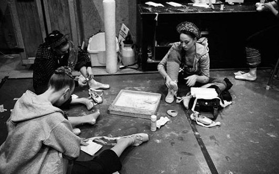 صور راقصات الباليه يفقدن غشاء البكارة بسبب التمرينات وأحذية الباليرينا تشوه أقدامهن صورة رقم 3 صور راقصات الباليه يفقدن غشاء البكارة بسبب التمرينات وأحذية الباليرينا تشوه أقدامهن صورة رقم 3