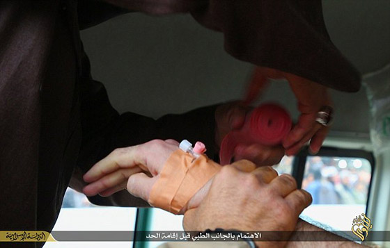 بالصور داعش يقطع يد سارقين.. بتهمة سرقة دراجة ومنزل صورة رقم 3 بالصور داعش يقطع يد سارقين.. بتهمة سرقة دراجة ومنزل صورة رقم 3