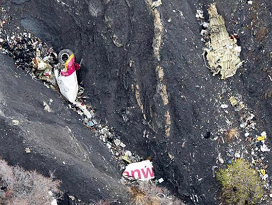 دقيقة اثر شقيقتها.. تابع لحظات الرعب والذهول قبل تحطم الالمانية صورة رقم 6