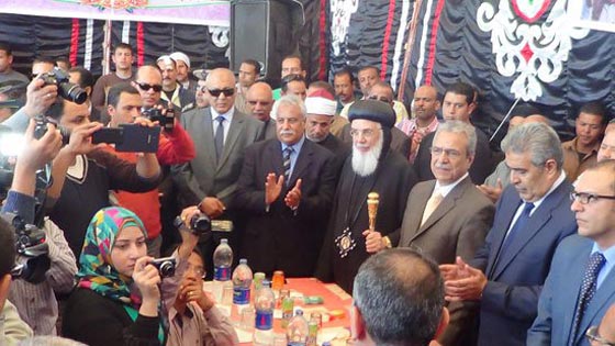  مسلمون يتبرعون لبناء كنيسة الشهداء المصريين الذين قتلوا في ليبيا صورة رقم 1