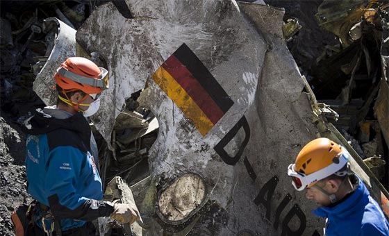 بالفيديو.. اللحظات الاخيرة قبل تحطم الالمانية كما التقطها احد ركابها صورة رقم 3