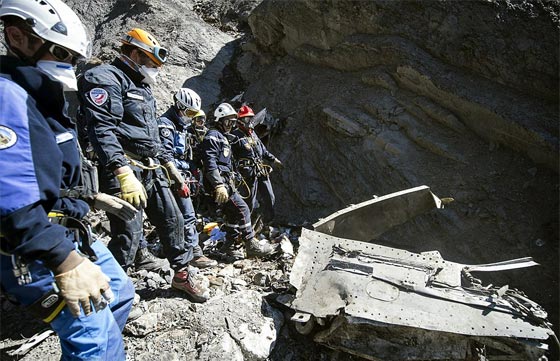بالفيديو.. اللحظات الاخيرة قبل تحطم الالمانية كما التقطها احد ركابها صورة رقم 11