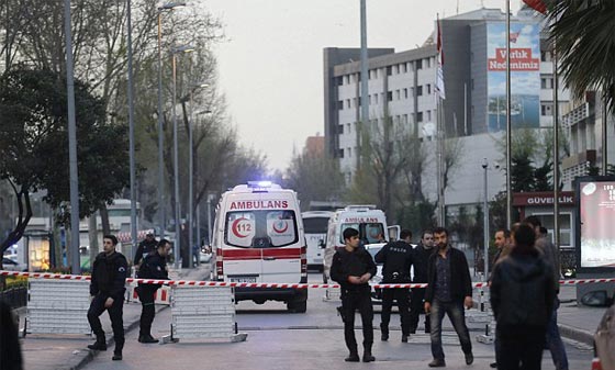 خلال هجوم مسلح.. قتل امراة مفخخة قبل نسفها لمديرية شرطة اسطنبول صورة رقم 2