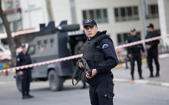 خلال هجوم مسلح.. قتل امراة مفخخة قبل نسفها لمديرية شرطة اسطنبول صورة رقم 3