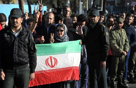 فيديو.. الايرانيون يرقصون طربا على اتفاق لوزان في شوارع طهران صورة رقم 2