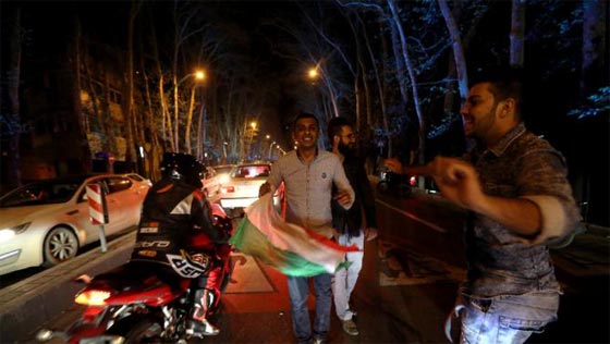 فيديو.. الايرانيون يرقصون طربا على اتفاق لوزان في شوارع طهران صورة رقم 5