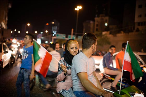 فيديو.. الايرانيون يرقصون طربا على اتفاق لوزان في شوارع طهران صورة رقم 7