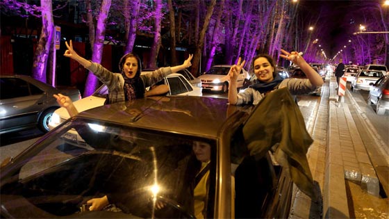 فيديو.. الايرانيون يرقصون طربا على اتفاق لوزان في شوارع طهران صورة رقم 9