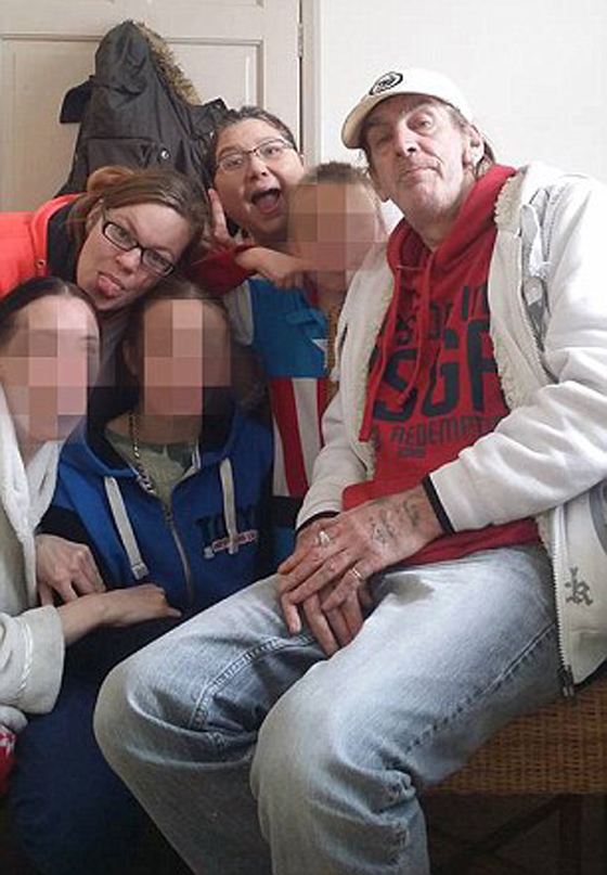 صور مدمن عاطل عن العمل انجب 40 طفلًا من 20 امرأة ويريد المزيد صورة رقم 4