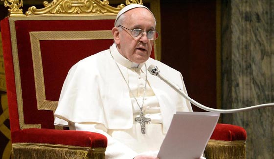 عائلة بوسنية مسلمة تقدم للبابا فرنسيس كرسيا نادرا من صنعها صورة رقم 2 عائلة بوسنية مسلمة تقدم للبابا فرنسيس كرسيا نادرا من صنعها صورة رقم 2