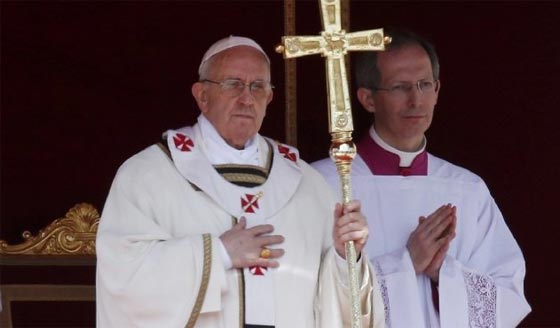 عائلة بوسنية مسلمة تقدم للبابا فرنسيس كرسيا نادرا من صنعها صورة رقم 3 عائلة بوسنية مسلمة تقدم للبابا فرنسيس كرسيا نادرا من صنعها صورة رقم 3