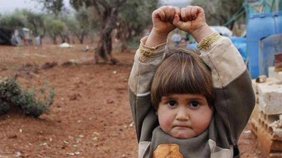 صورة هزت العالم لطفلة سورية استسلمت امام عدسة كاميرا! صورة رقم 1