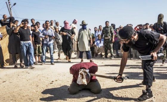 صحفي تركي عاش الموت في معتقل داعش.. 