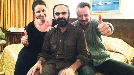 صحفي تركي عاش الموت في معتقل داعش.. 