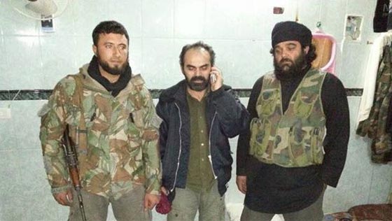 صحفي تركي عاش الموت في معتقل داعش.. 