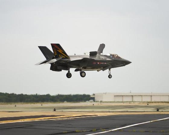 طائرة F-35 الاكثر تطورا مزودة بخوذة طيار ثمنها 400 الف دولار صورة رقم 2