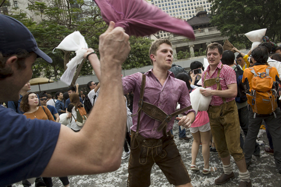 بالصور.. شاهد الاحتفال باليوم العالمي للمعارك بالوسائد في هونغ كونغ صورة رقم 5