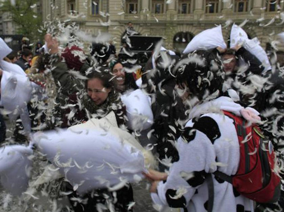 بالصور.. شاهد الاحتفال باليوم العالمي للمعارك بالوسائد في هونغ كونغ صورة رقم 3