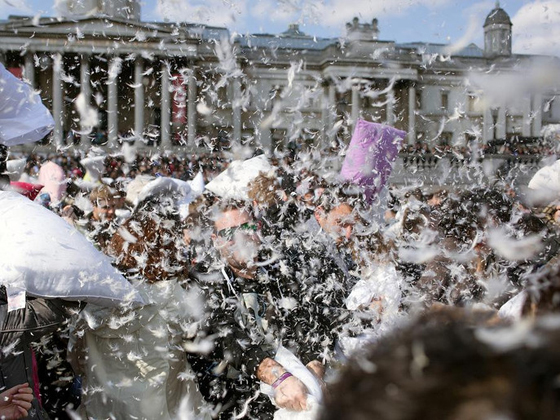 بالصور.. شاهد الاحتفال باليوم العالمي للمعارك بالوسائد في هونغ كونغ صورة رقم 2