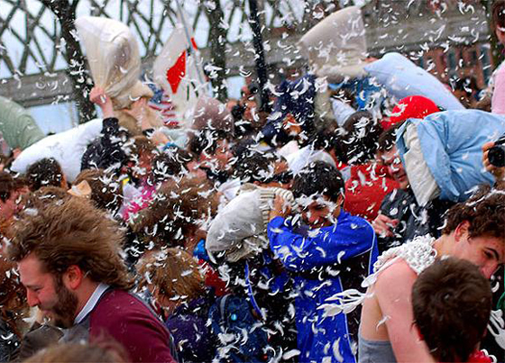 بالصور.. شاهد الاحتفال باليوم العالمي للمعارك بالوسائد في هونغ كونغ صورة رقم 1
