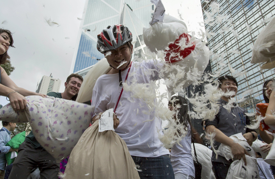 بالصور.. شاهد الاحتفال باليوم العالمي للمعارك بالوسائد في هونغ كونغ صورة رقم 7