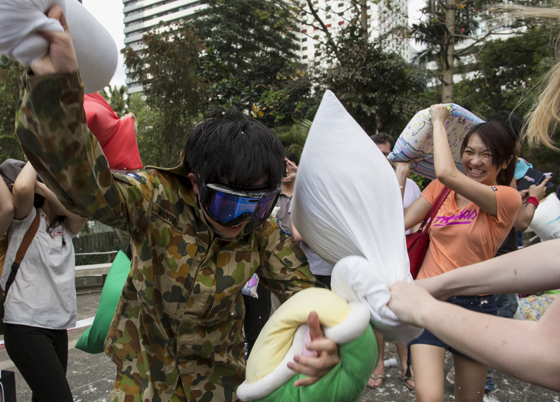 بالصور.. شاهد الاحتفال باليوم العالمي للمعارك بالوسائد في هونغ كونغ صورة رقم 8