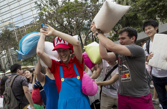 بالصور.. شاهد الاحتفال باليوم العالمي للمعارك بالوسائد في هونغ كونغ صورة رقم 9