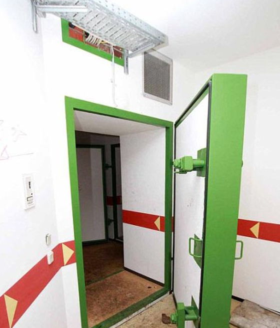 بالصور.. قصور القذافي تحولت الى مكب للنفايات واسواق للحيوانات صورة رقم 7 بالصور.. قصور القذافي تحولت الى مكب للنفايات واسواق للحيوانات صورة رقم 7