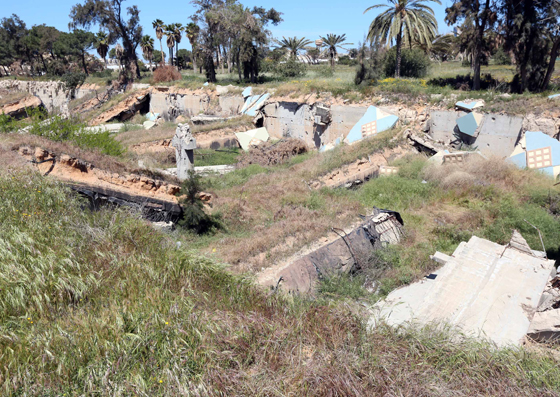 بالصور.. قصور القذافي تحولت الى مكب للنفايات واسواق للحيوانات صورة رقم 3 بالصور.. قصور القذافي تحولت الى مكب للنفايات واسواق للحيوانات صورة رقم 3