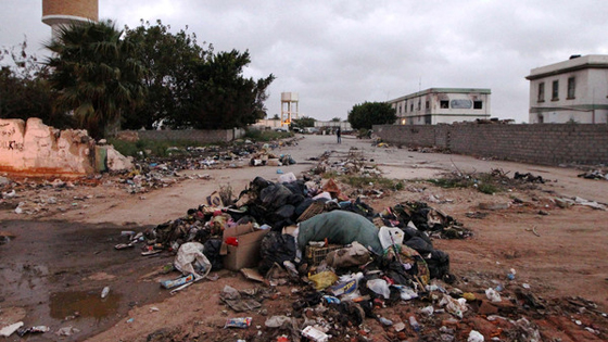 بالصور.. قصور القذافي تحولت الى مكب للنفايات واسواق للحيوانات صورة رقم 5 بالصور.. قصور القذافي تحولت الى مكب للنفايات واسواق للحيوانات صورة رقم 5