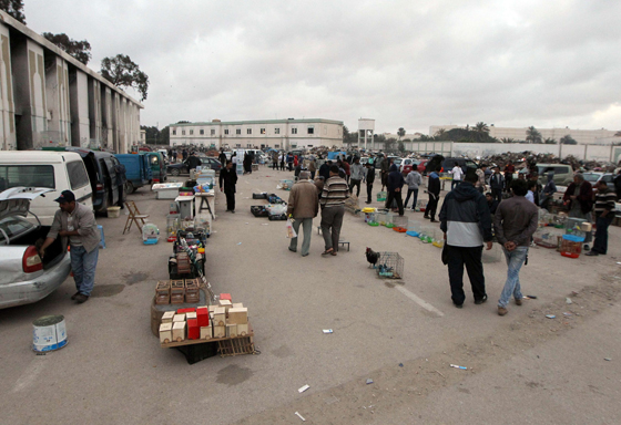 بالصور.. قصور القذافي تحولت الى مكب للنفايات واسواق للحيوانات صورة رقم 6 بالصور.. قصور القذافي تحولت الى مكب للنفايات واسواق للحيوانات صورة رقم 6