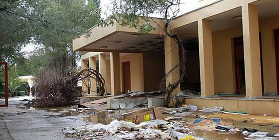 بالصور.. قصور القذافي تحولت الى مكب للنفايات واسواق للحيوانات صورة رقم 1 بالصور.. قصور القذافي تحولت الى مكب للنفايات واسواق للحيوانات صورة رقم 1