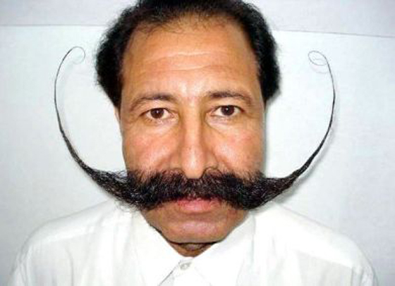 بالصور.. باكستاني يستبدل وطنه بشاربه بعد ان خيّر بينهما! صورة رقم 2