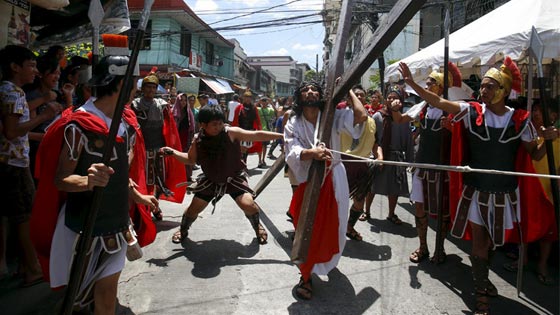 بالصور.. مسيحيو الفلبين يعذبون انفسهم في اسبوع الآلام ويجلدون انفسهم صورة رقم 2