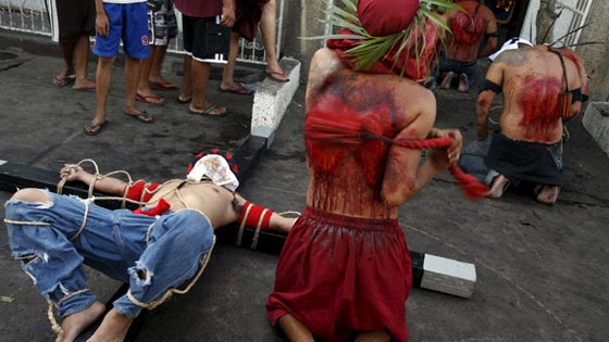 بالصور.. مسيحيو الفلبين يعذبون انفسهم في اسبوع الآلام ويجلدون انفسهم صورة رقم 4