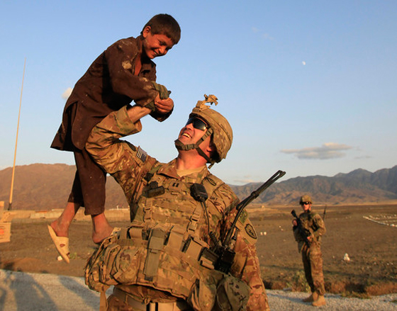 ضحك ولعب وجد.. وجنود يلهون ويلعبون فيما يسمى استراحة المحارب صورة رقم 1